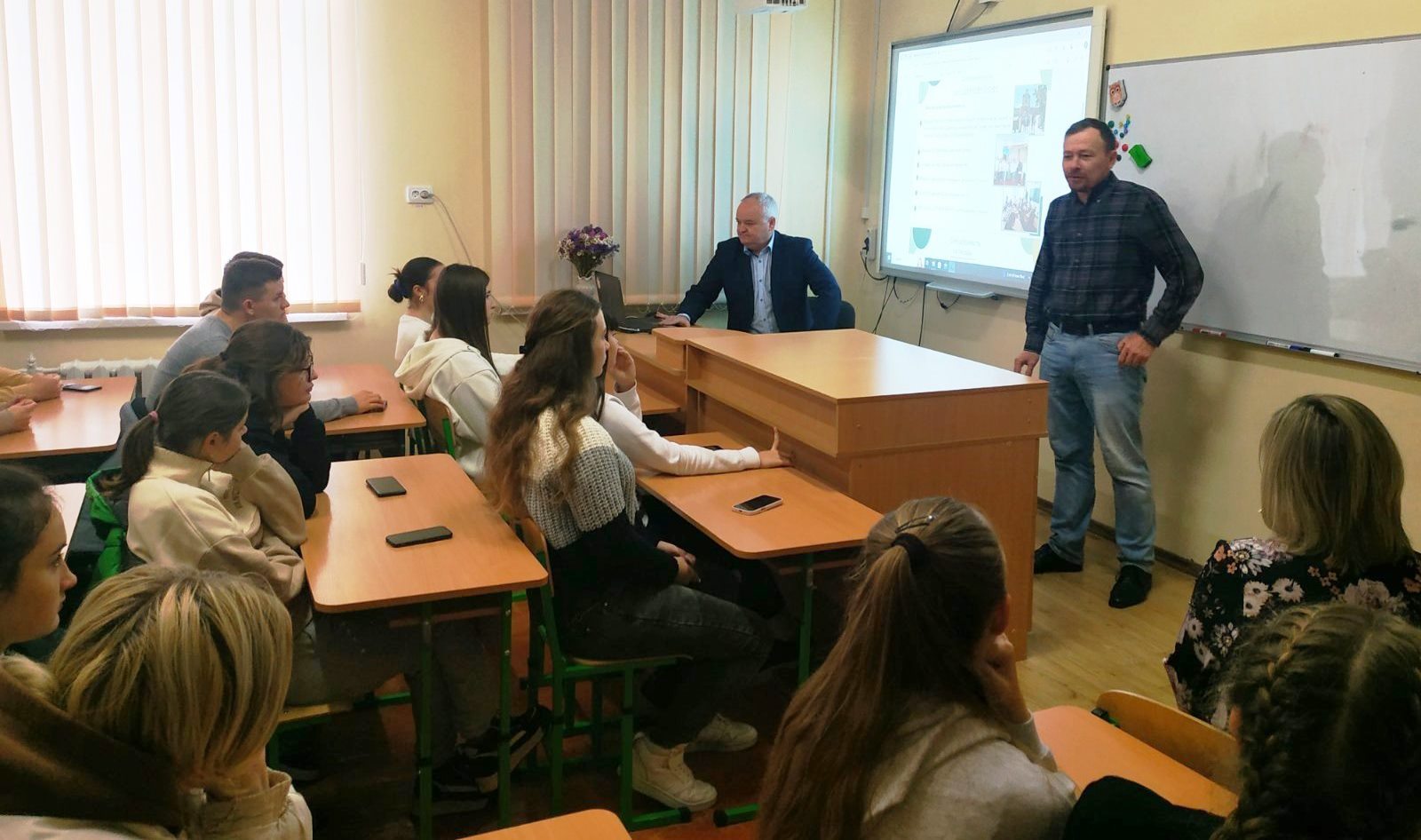 Доцент Богдан Гавришок знайомить учнів з освітньою програмою Середня освіта (Географія)